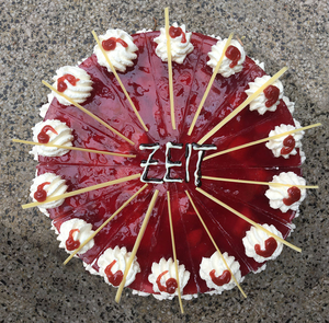 Erdbeertorte mit Aufschrift "Zeit"&hellip;