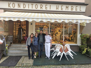 Erzgebirgskrimi: Hauptdarsteller mit Inhaber Ronny Schäfer vor dem Café&hellip;