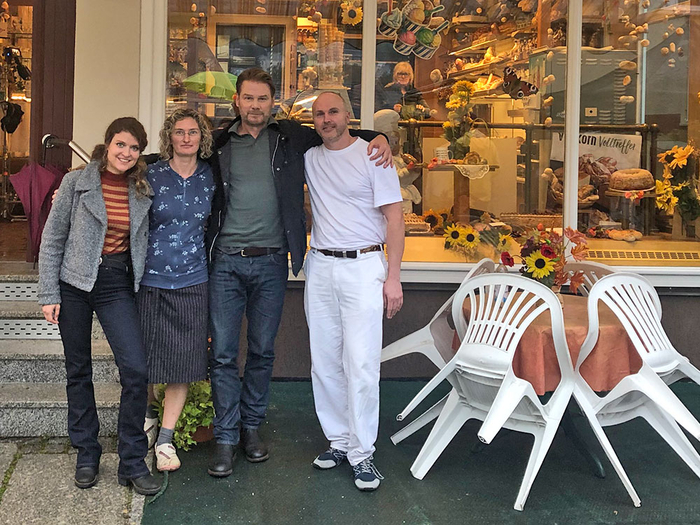 Erzgebirgskrimi: Hauptdarsteller mit Inhaber Ronny Schäfer vor dem Café