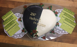 Hochzeitstorte in Herzform&hellip;