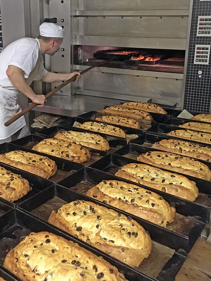 Stollen, die gerade aus dem Ofen genommen werden. Im Vordergrund stehen&hellip;
