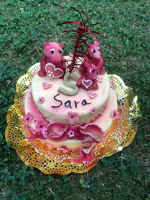 Torte mit rosa Blumen und Herzen&hellip;