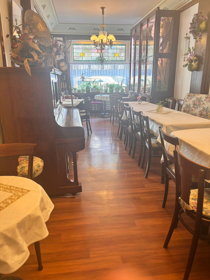 Café eingerichtet wie zu Oma's Zeiten, Tische mit Tischdecke,&hellip;